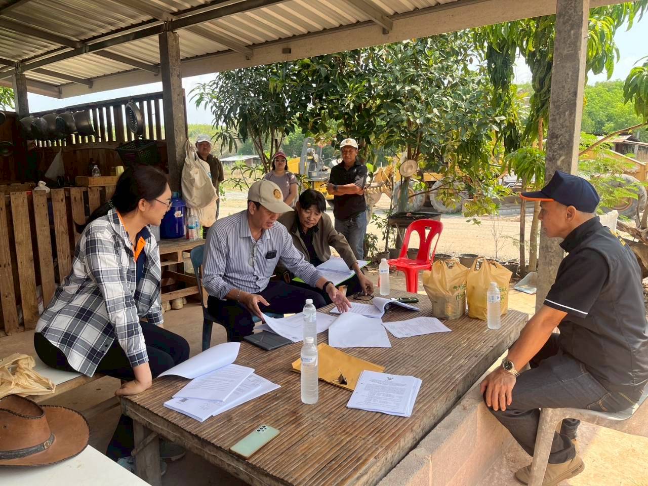 title - วันที่ 17 มีนาคม 2569 นายวิทูล ประดิษฐบุญ ปฏิรูปที่ดินจังหวัดปราจีนบุรี  มอบหมายให้ นายเชวงศักดิ์ อะปะมาตร ผู้อำนวยการกลุ่มงานช่างและแผนที่  นางรักษ์หทัยรัตน์ เมทนีกรชัย หัวหน้าฝ่ายบริหาร และเจ้าหน้าที่ ส.ป.ก.ปราจีนบุรี ลงพื้นที่ตรวจรับงานก่อสร้างถนนสายซอยในแปลงเกษตรกรรม ในเขตปฏิรูปที่ดิน ให้แก่เกษตรกรผู้ไร้ที่ดินทำกิน